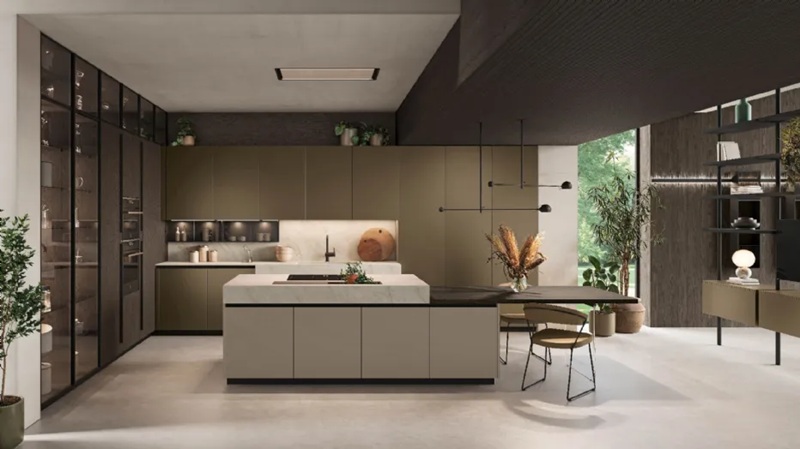 Cucina tortora con isola effetto marmo, colonne vetrate fumé, penisola scura per pranzare e finestra sul verde